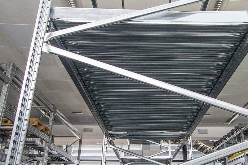 Détail des montants, traverses et tablettes d’un rayonnage métallique.