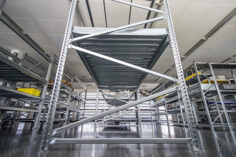 Structures de rayonnage métallique dans un espace de stockage.